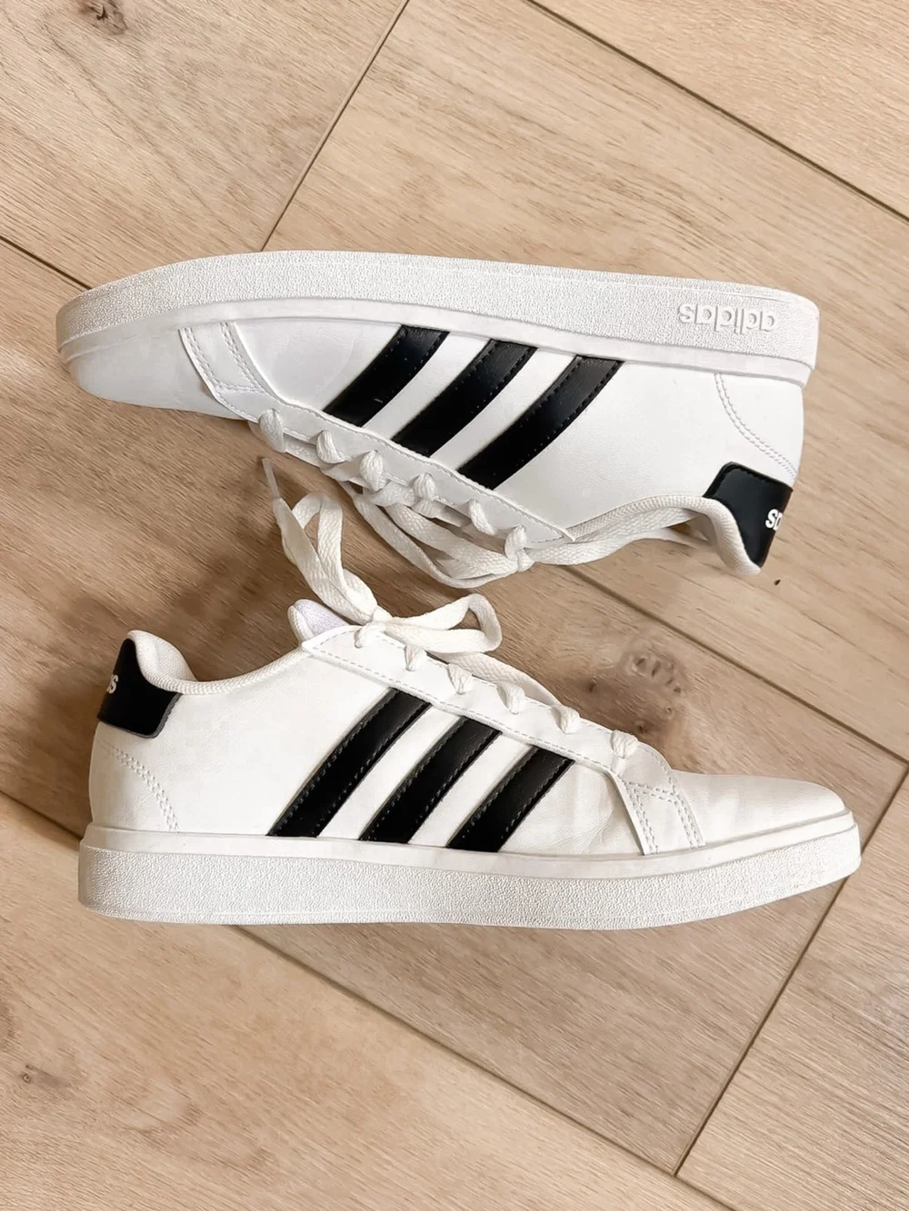 ADIDAS KIDS GRAND COURT 2.0 BLACK AND WHITE SNEAKERS SIZE 5